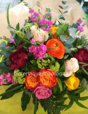 Bouquet di fiori e colori assortiti.