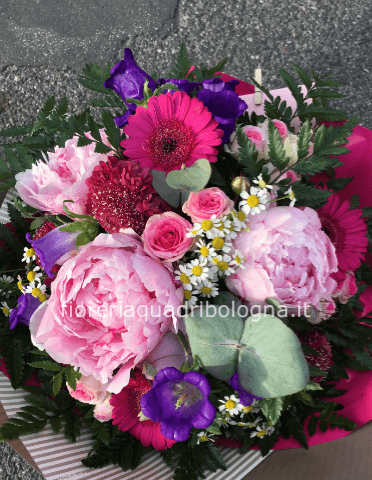 Bouquet assortito di fiori freschi colorati.