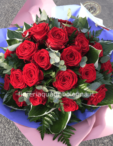 Bouquet di rose rosse a stelo medio 60/70 cm