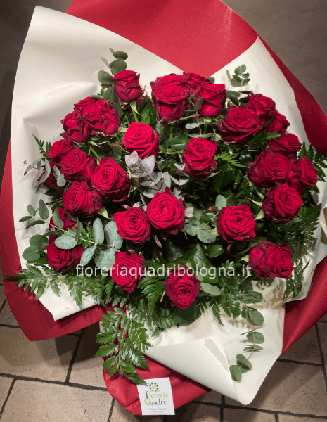 mazzo di rose a stelo lungo